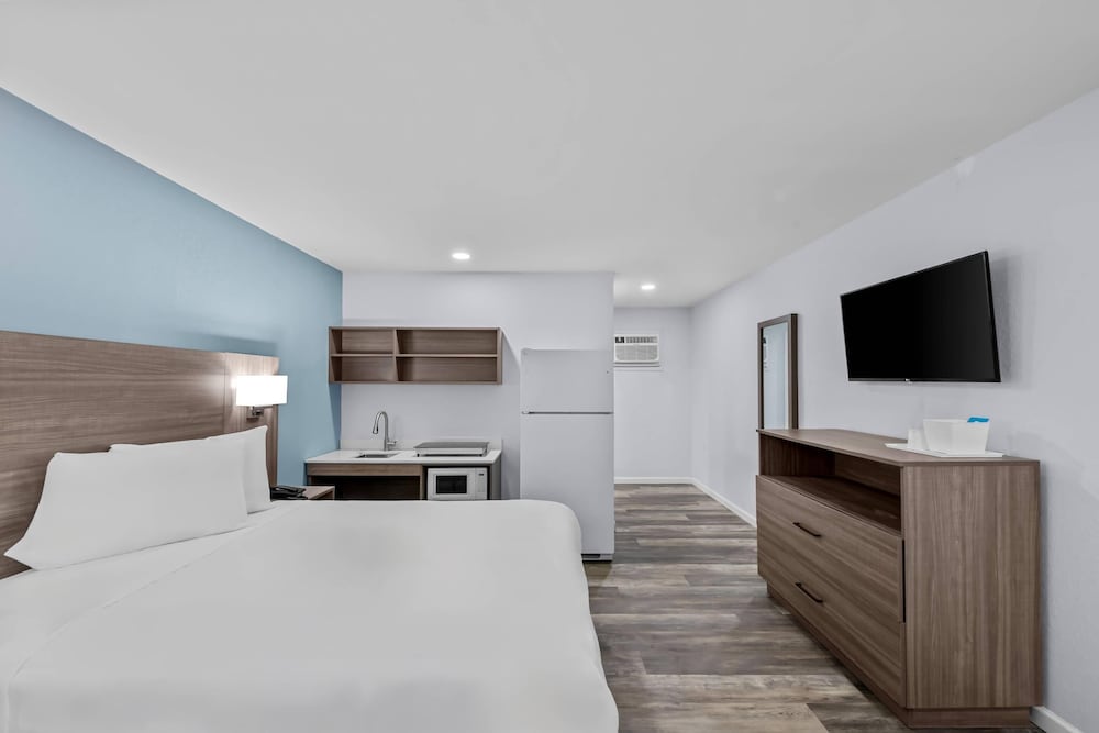 Birchwood Suites 22/50