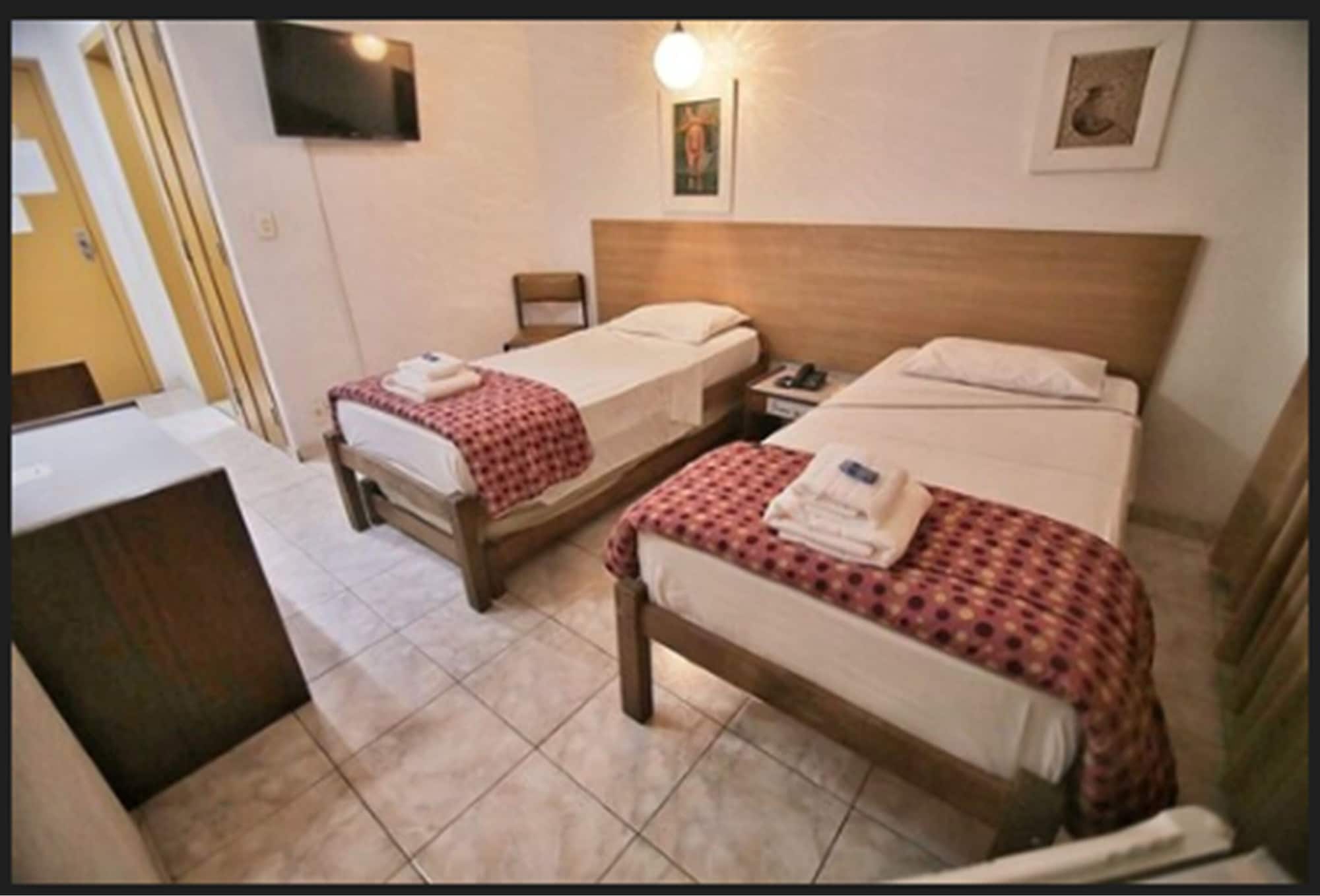 ROOM, TWIN BEDS