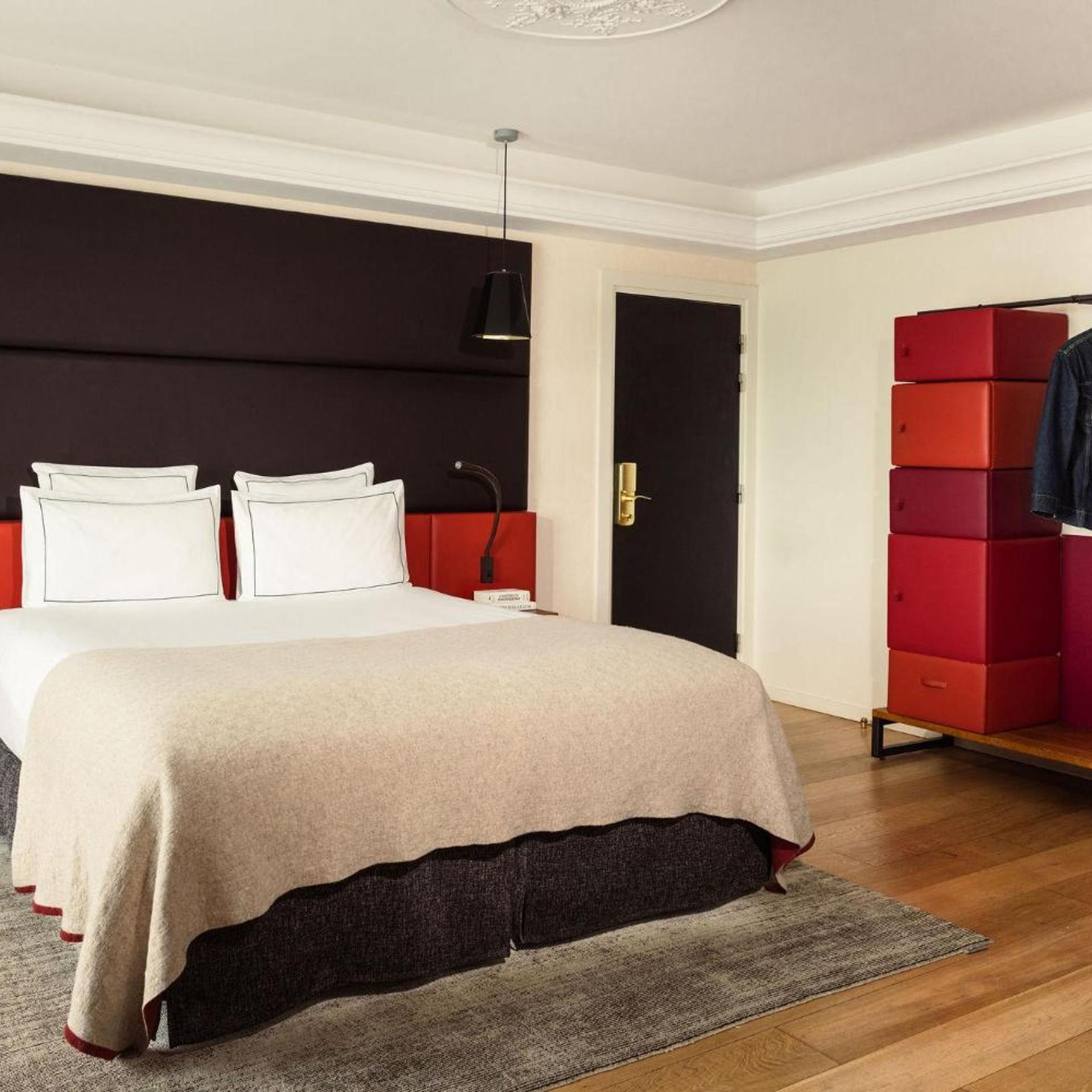 Junior Suite, King Bed, Eiffel View