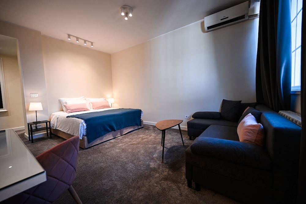 Le Petit Piaf Hotel 44/56