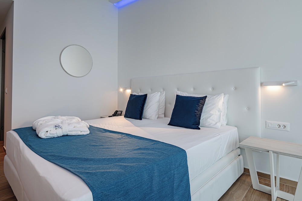 JUNIOR SUITE, EXECUTIVE, POOL VIEW, SUN DECK