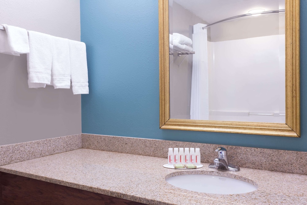 غرفة قياسية بسريرين كوين للمدخنين، Super 8 by Wyndham Rainsville 6/7