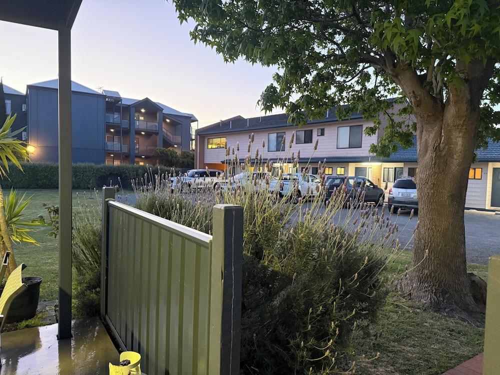 Lakeside Motel Waterfront 3/80