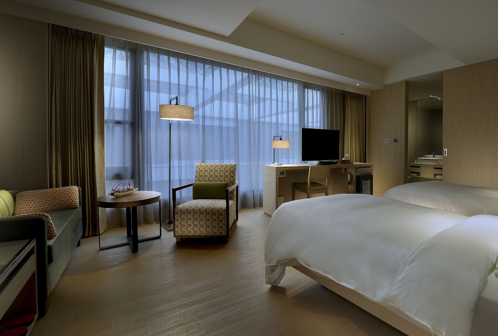 Century Hotel 26/75