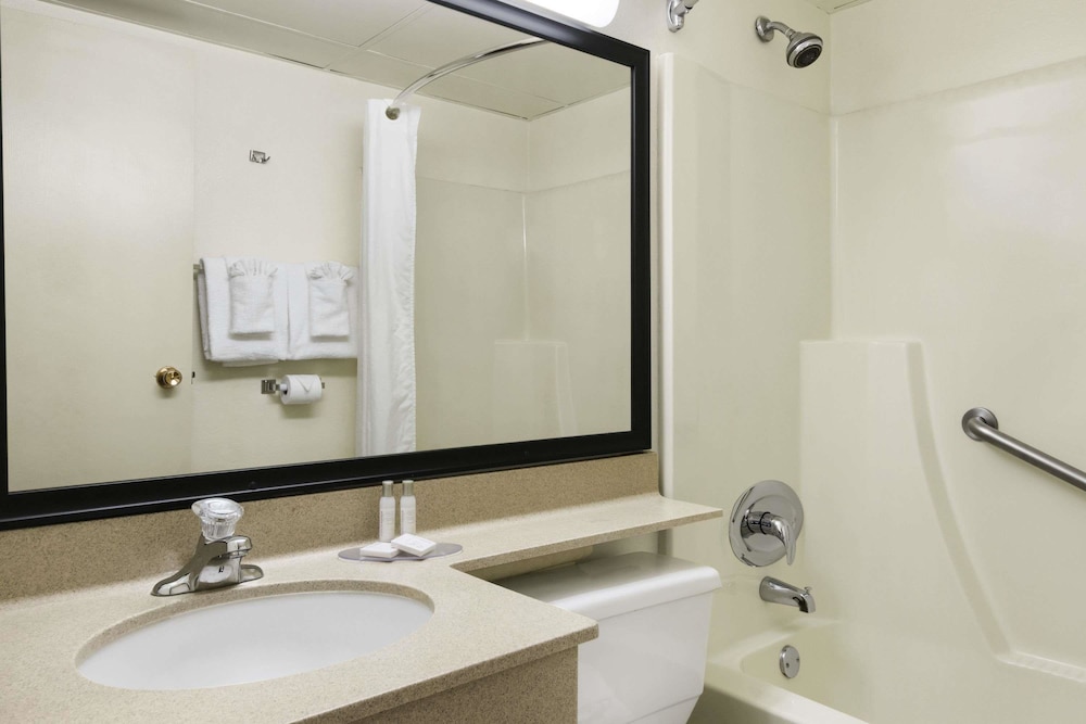 Travelodge by Wyndham Edmonton South 9/40