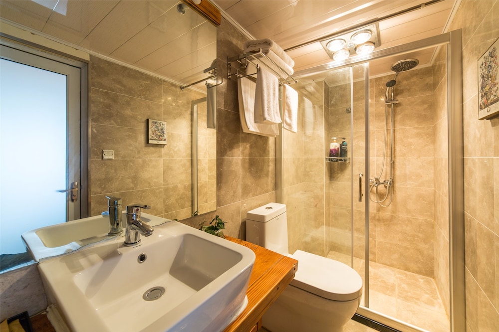 C'est La Vie Boutique Inn 50/50