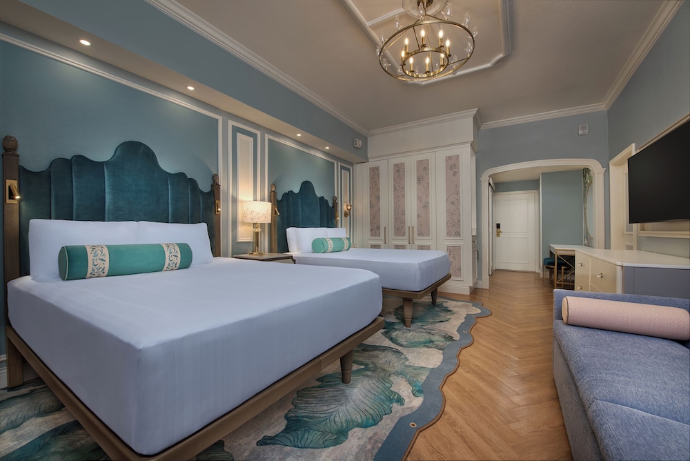 Room, 2 Queen Beds, Theme Park View, Club Floor, Accessible