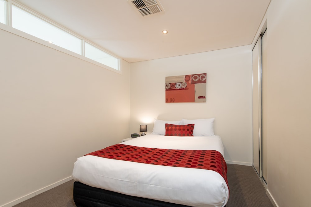 MAWSON LAKES HOTEL 17/64
