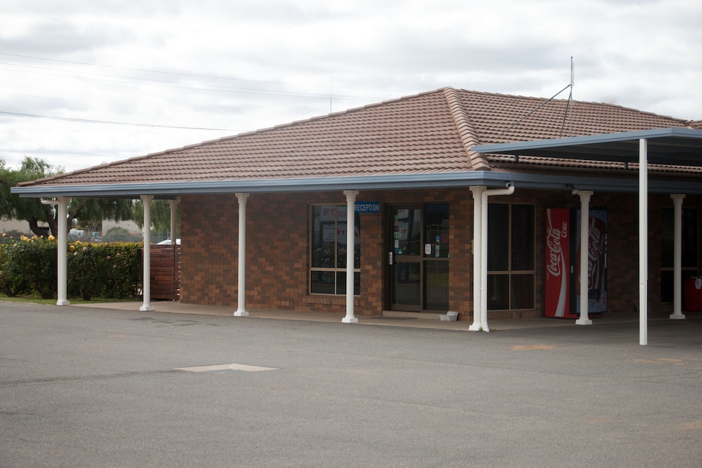 Highway Inn Motel 2/41