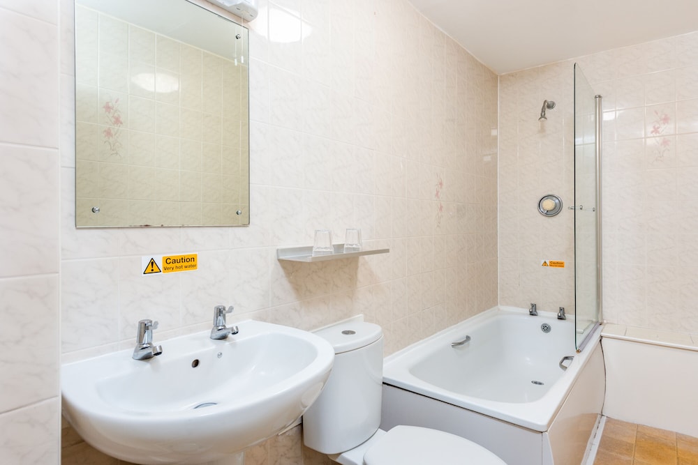 Abbey Lawn Hotel 63/64