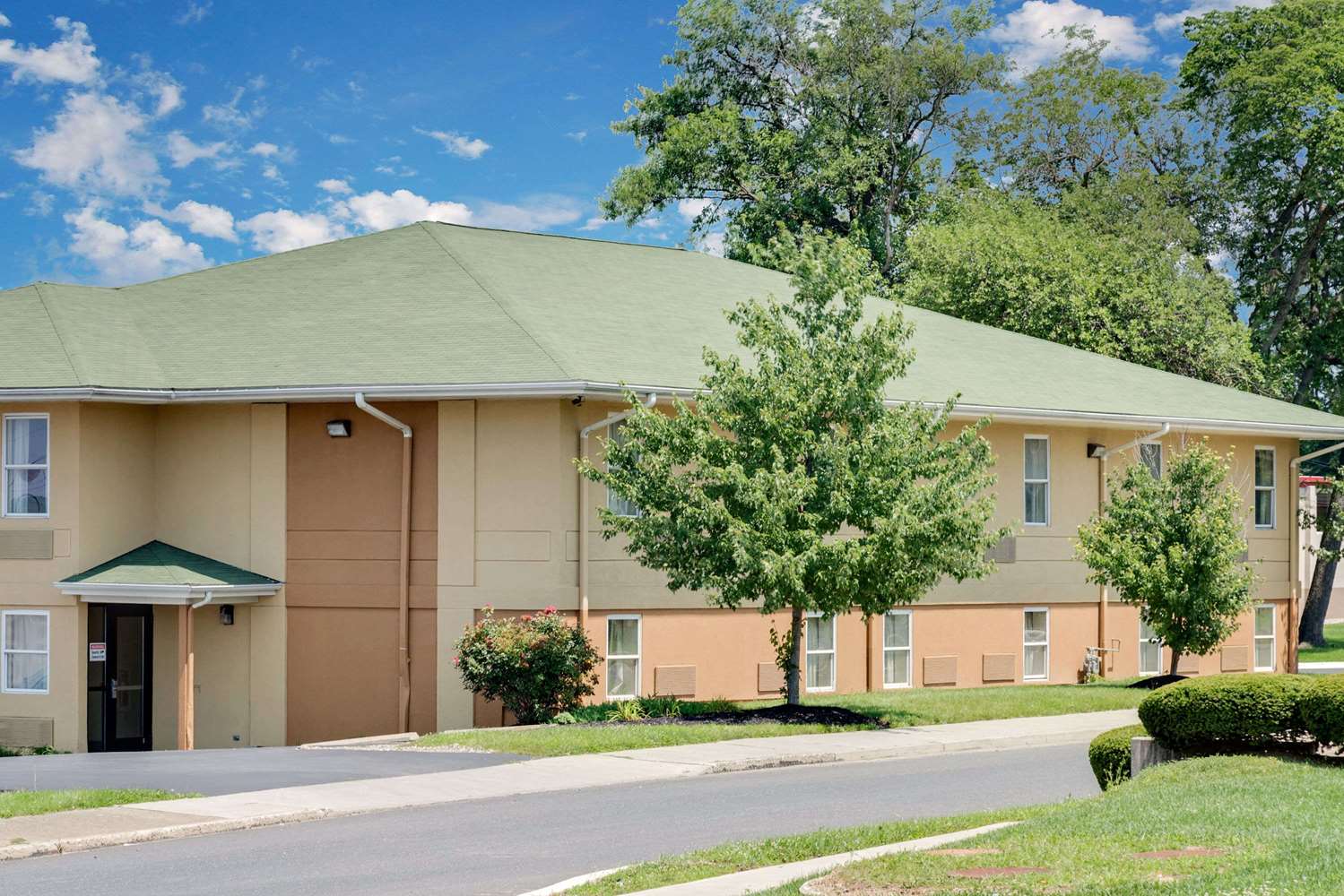Super 8 By Wyndham Allentown 4/21