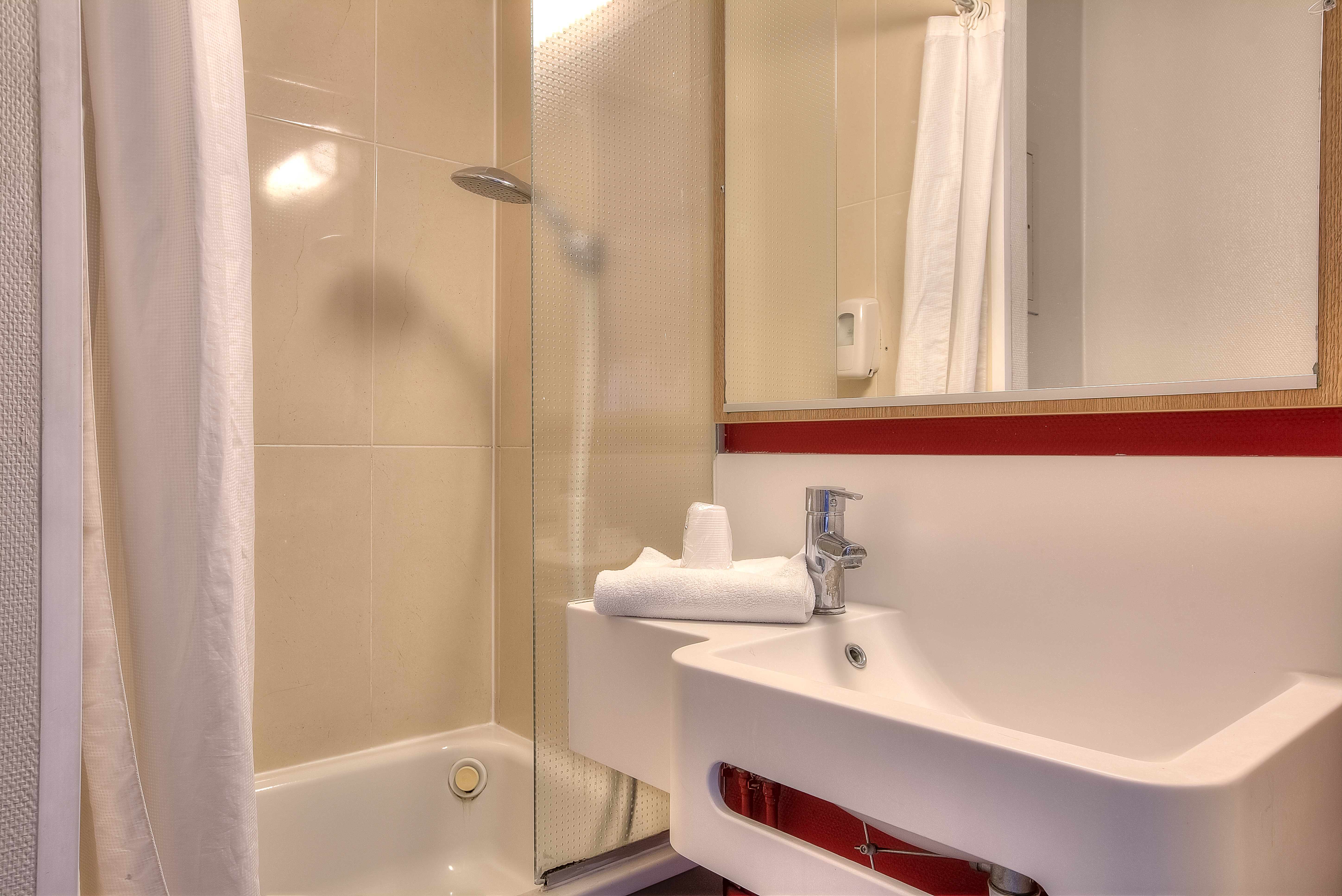 غرفة قياسية بسريرين منفصلين، B&B Hotel Villeneuve Loubet Village 3/3
