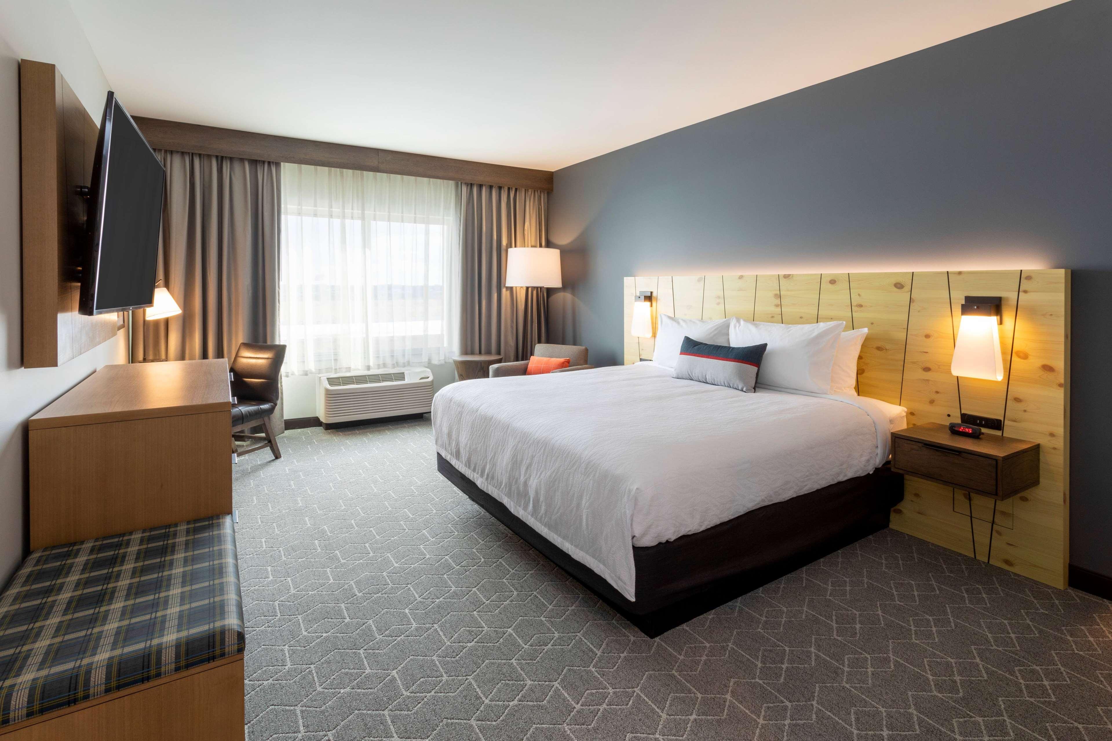 Room, King Bed, Track View, Accessible