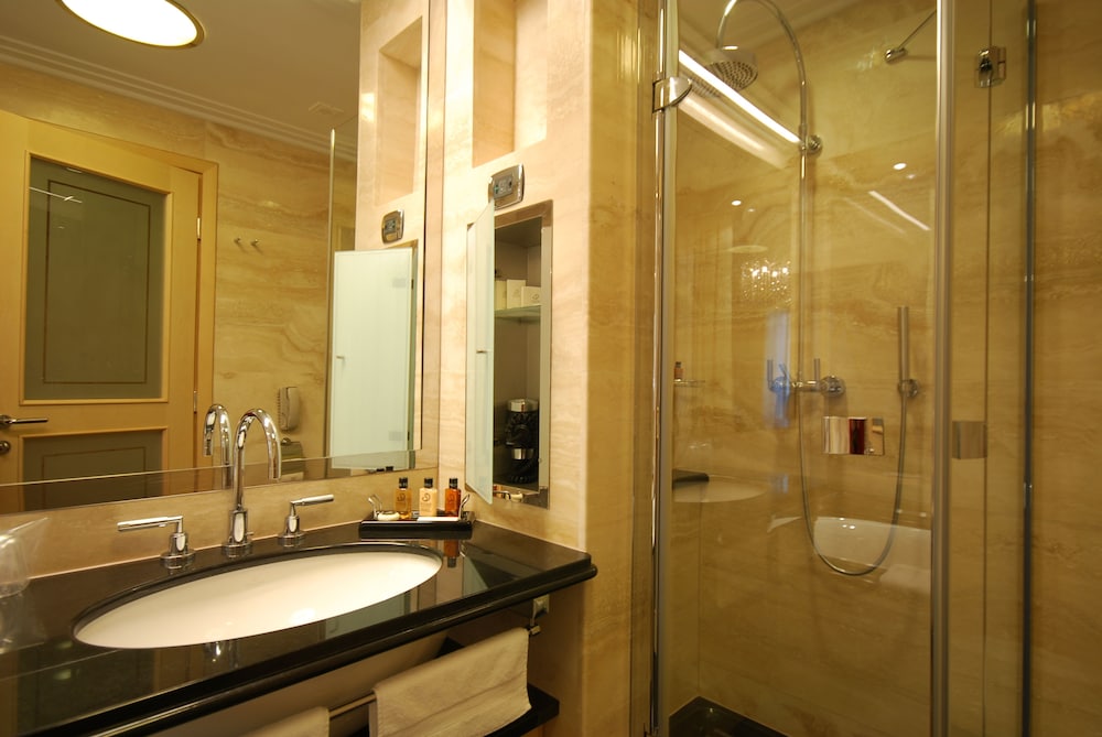 غرفة سوبيريور بسرير مزدوج أو سريرين منفصلين بإطلالة على المسبح بشرفة، Splendid Conference Spa Resort 4/5
