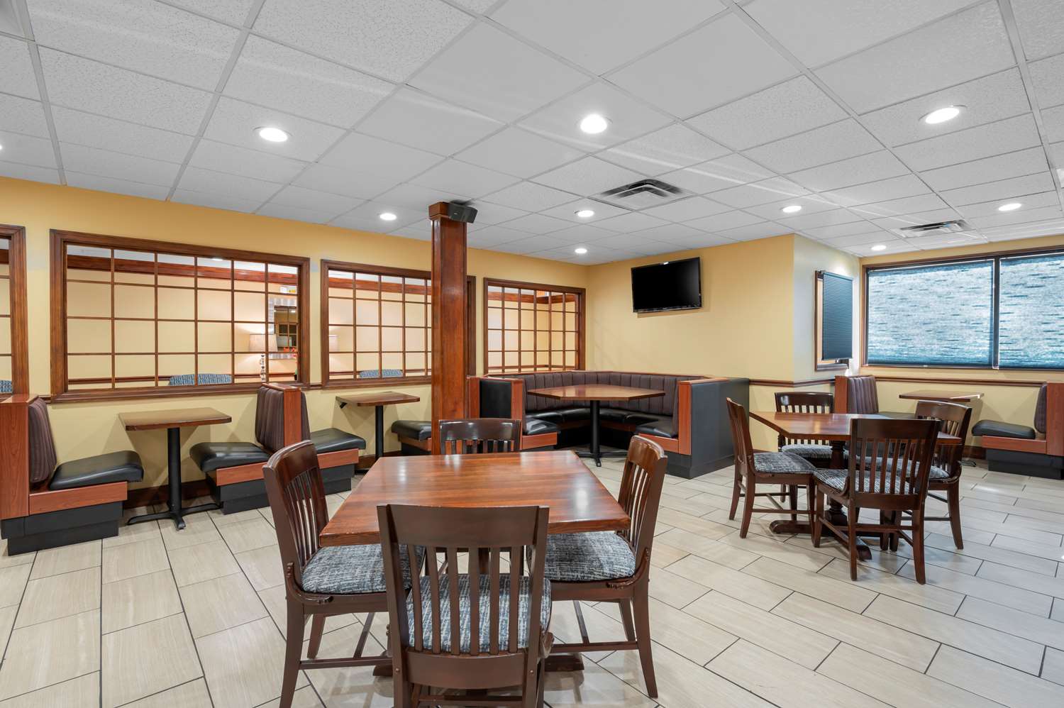 Best Western Louisville East Inn & Suites 26/38