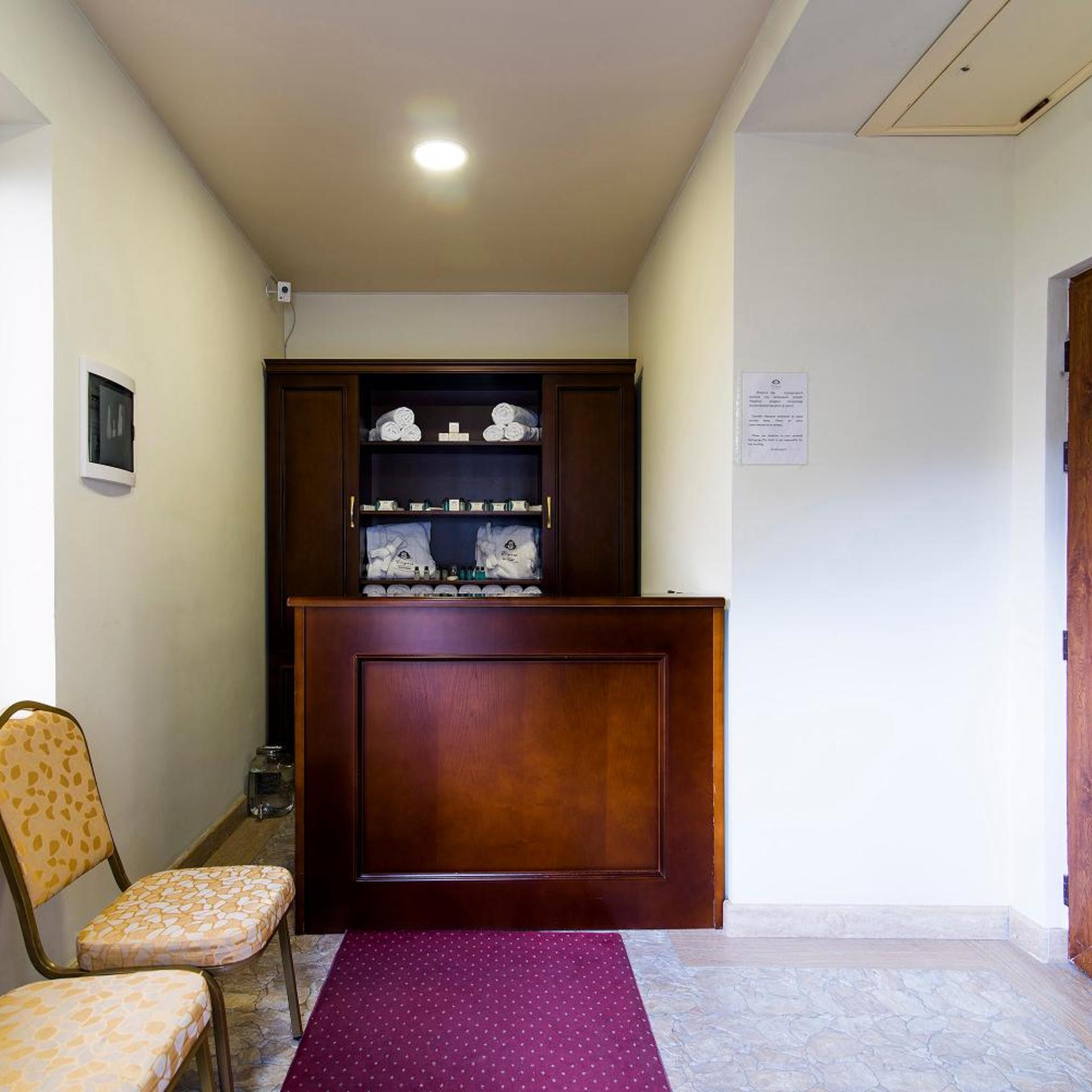 Elegant Hotel & Resort 8/60