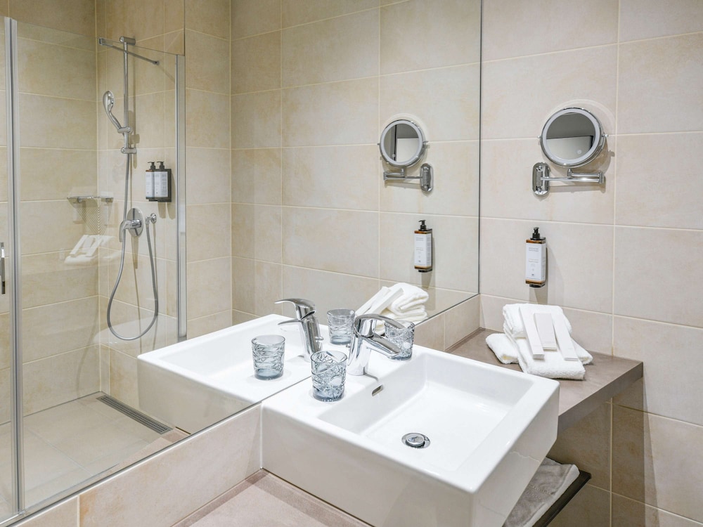 Mercure Geneva Airport 46/47