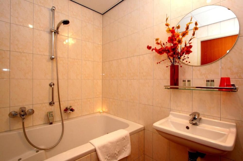 BASEMENT, DOUBLE OR TWIN BED