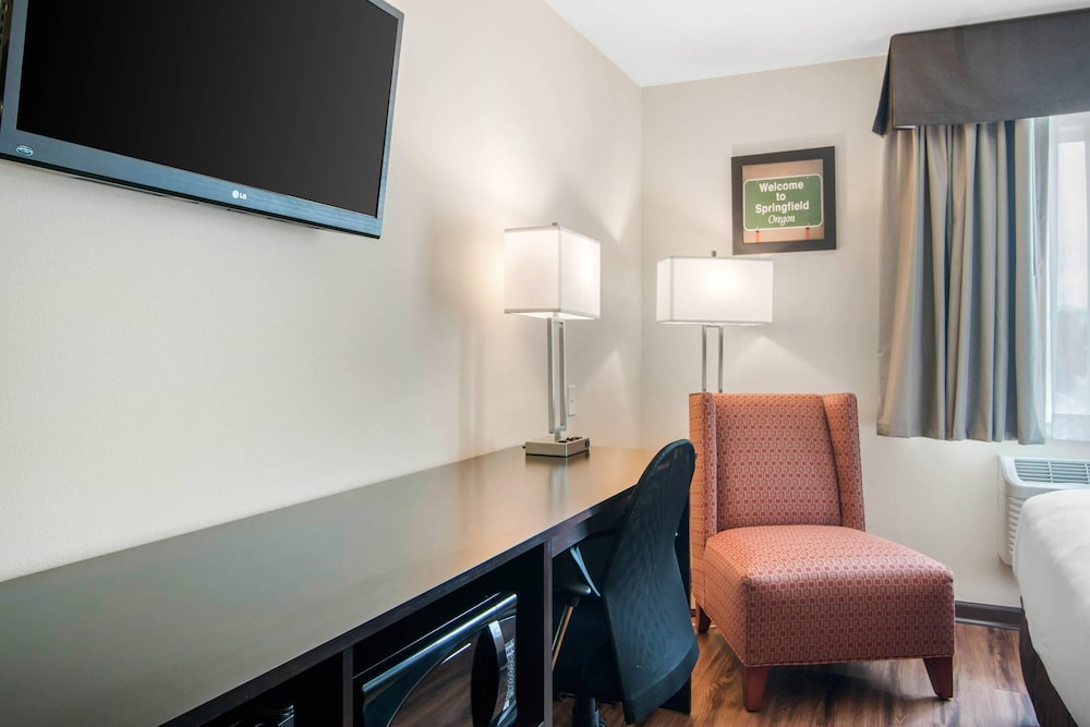 Econo Lodge Inn & Suites Springfield Main Street 36/63