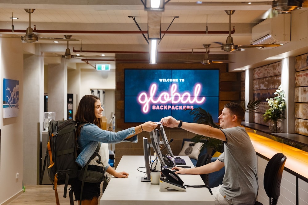Global Backpackers On The Waterfront 3/40
