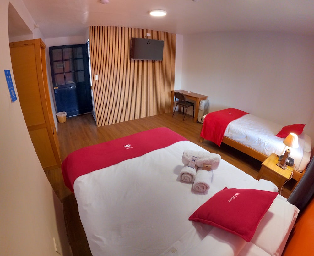 ROOM, TWIN BEDS