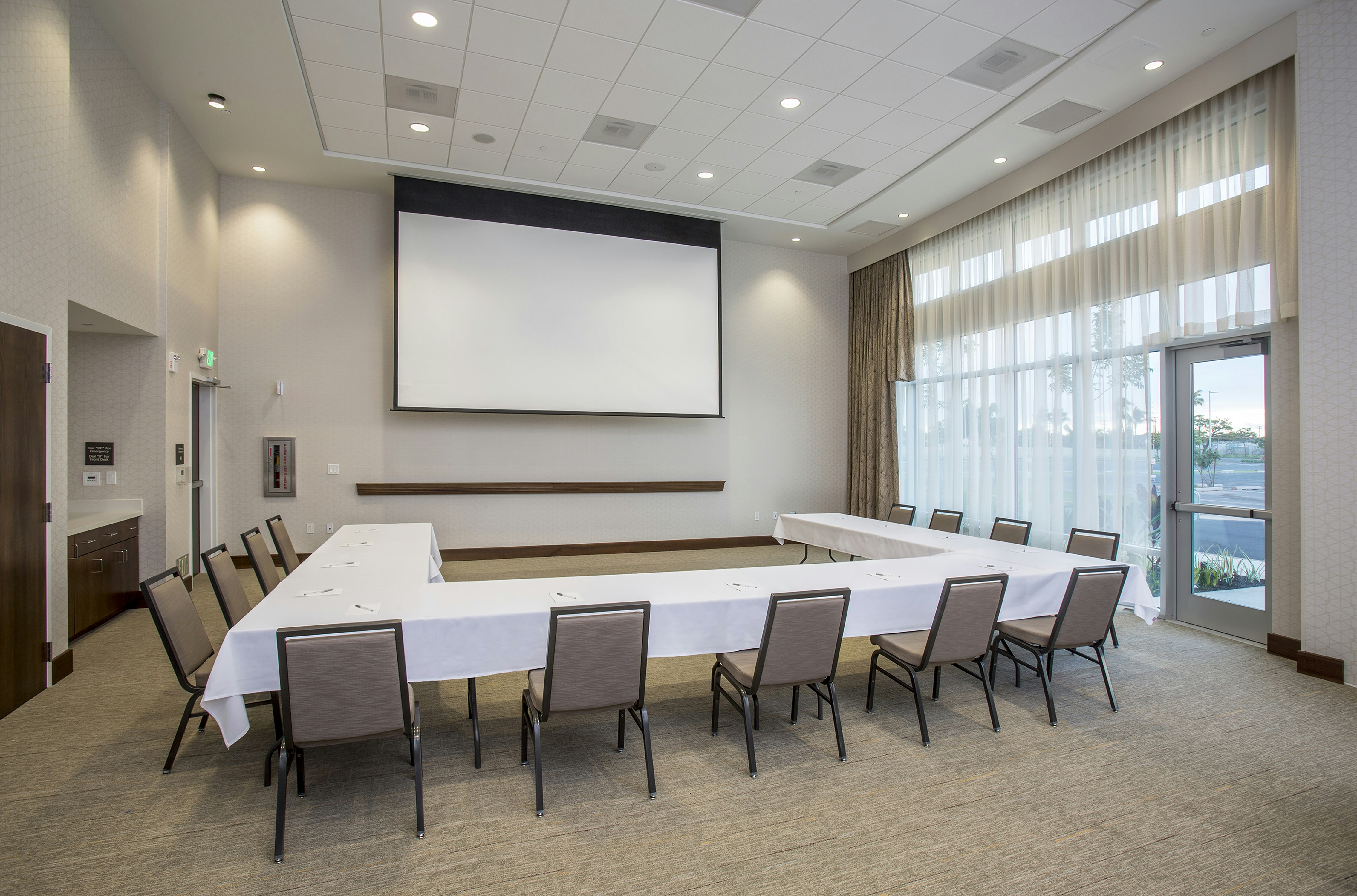 Hampton Inn & Suites Oahu Kapolei 13/14