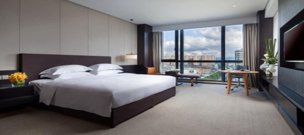 DELUXE, KING BED