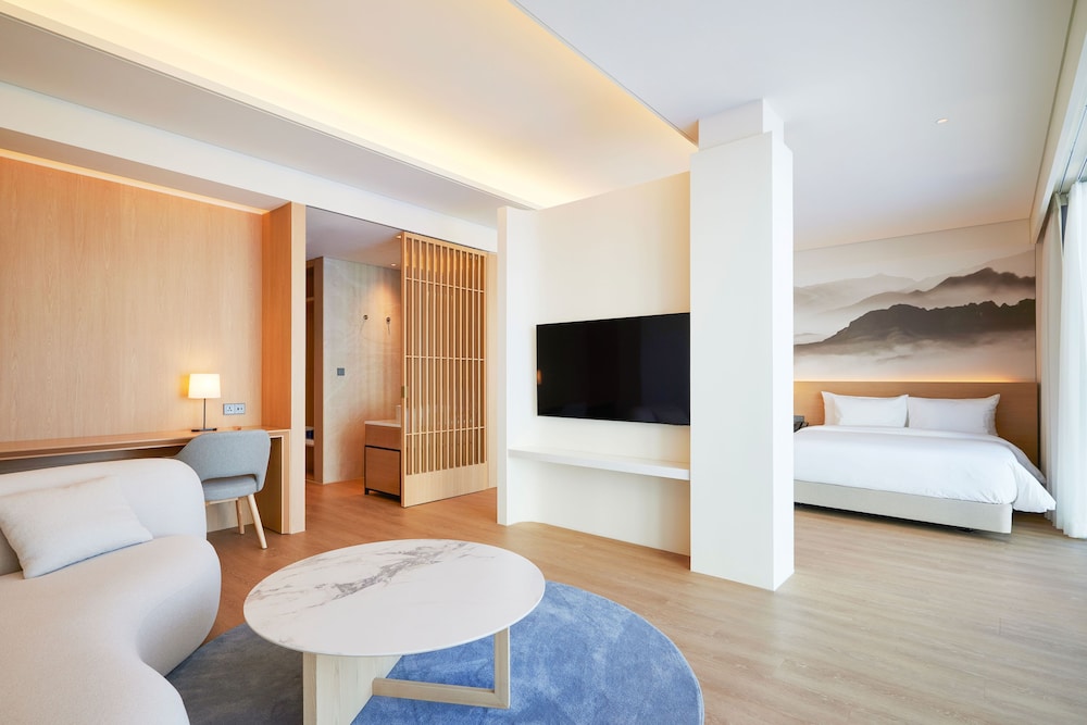 Junior Suite, 2 Queen Beds, Partial Lake View، Homm Marina Sokcho 4/10