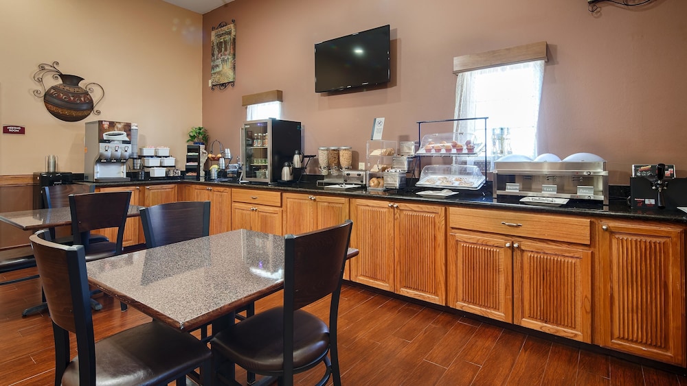 Best Western Windwood Inn & Suites 29/36
