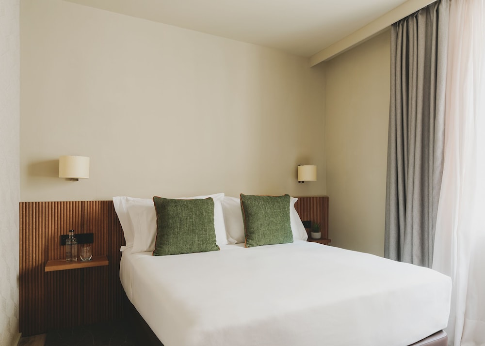 Gallery Hotel 24/75