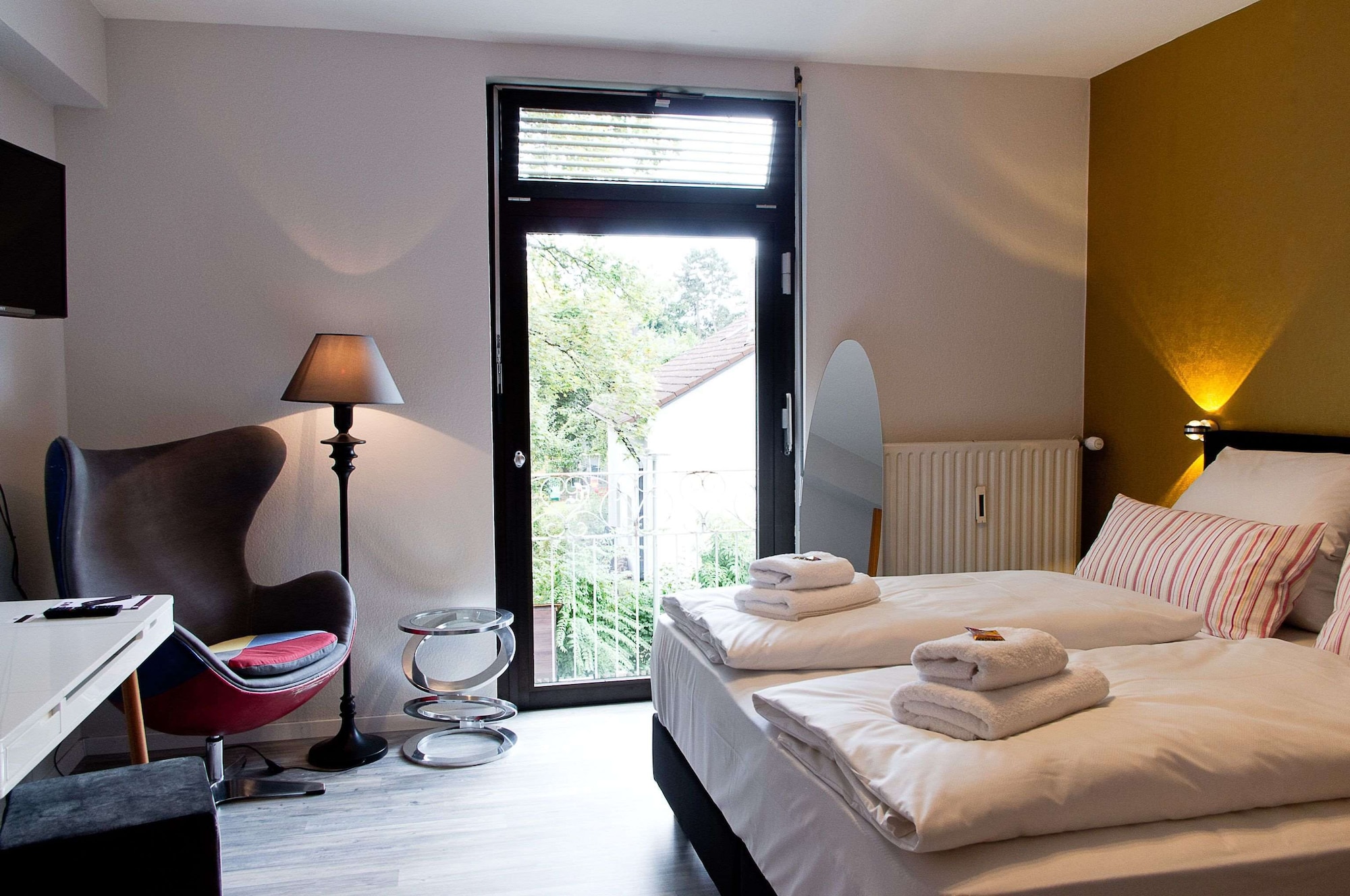 STANDARD, QUEEN BED