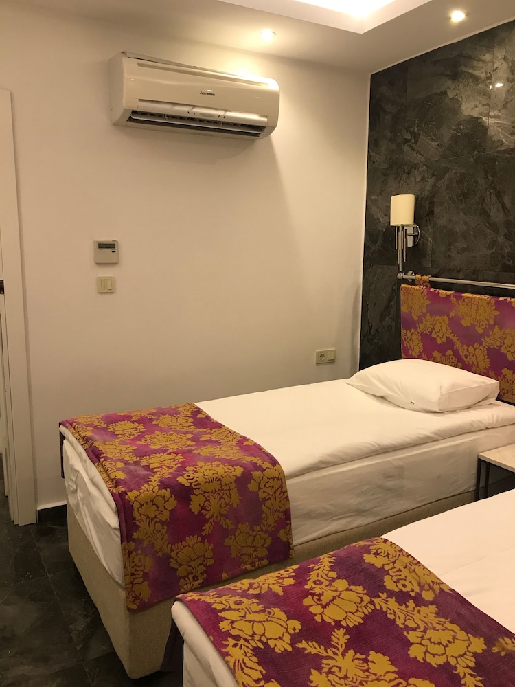 B Guest Hotel 38/66