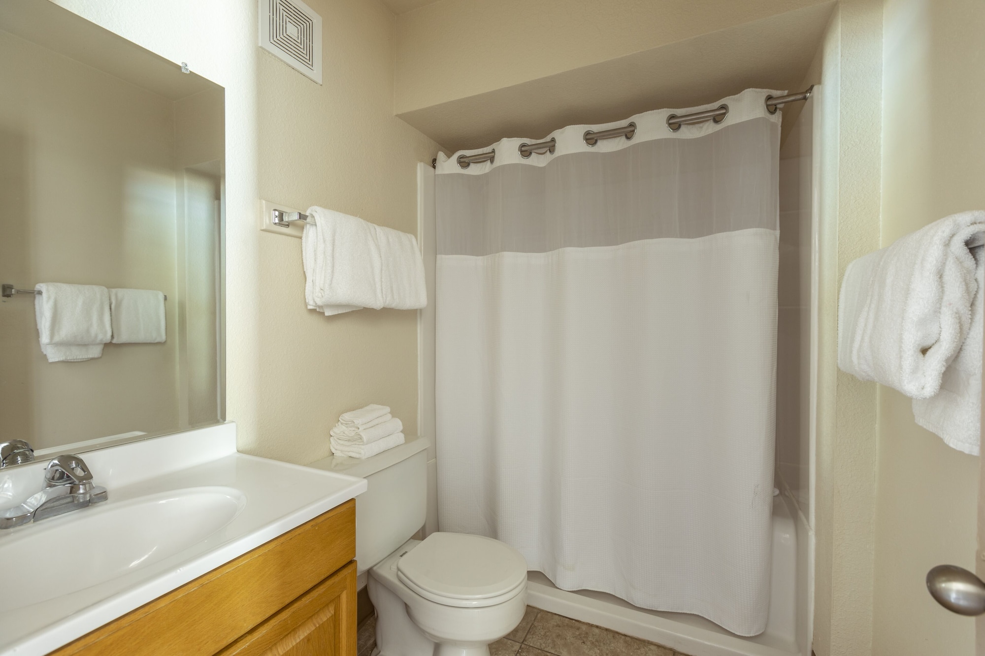 Bay, 2 Double Beds, Beach Floor، The Nautical Beachfront Resort 3/4