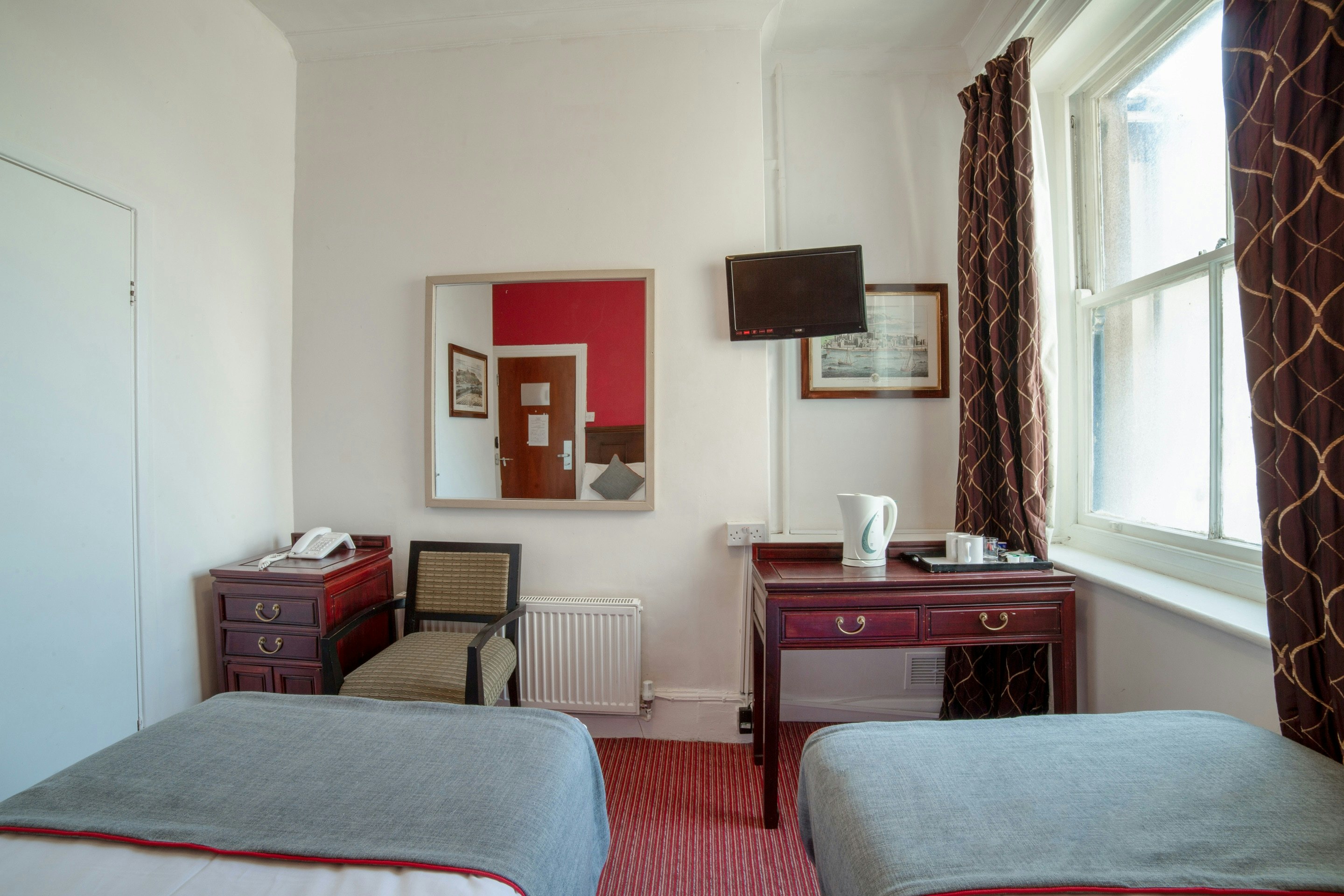 OYO The Strand Hotel 30/39
