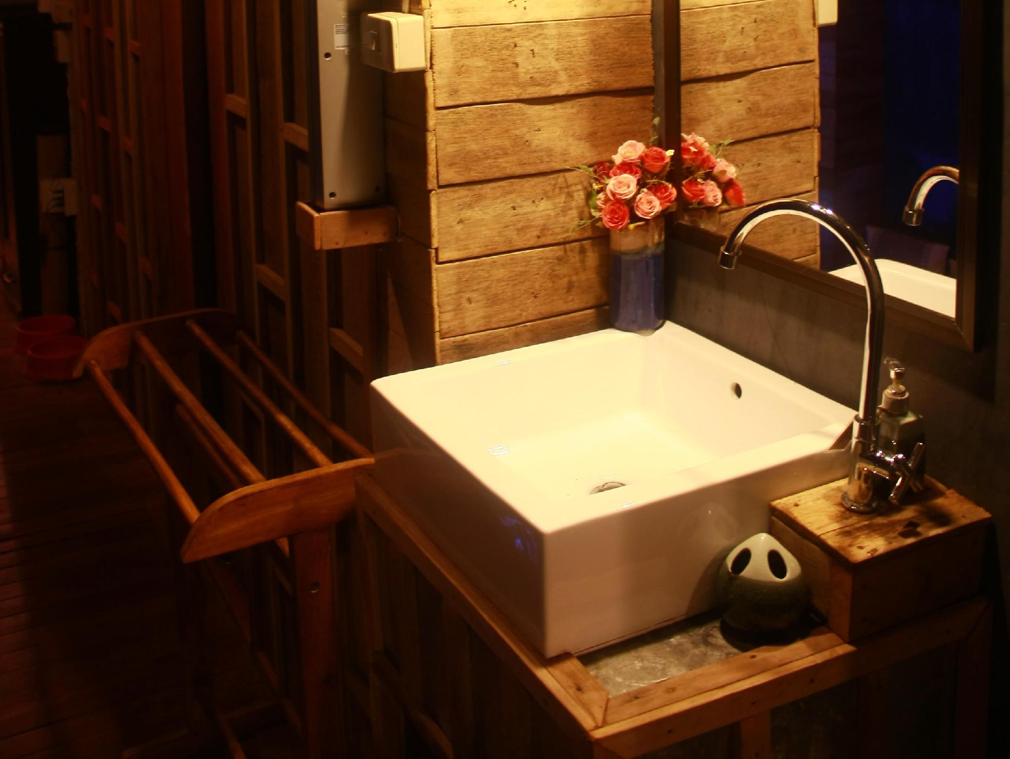 Husband & Wife Guesthouse 64/66