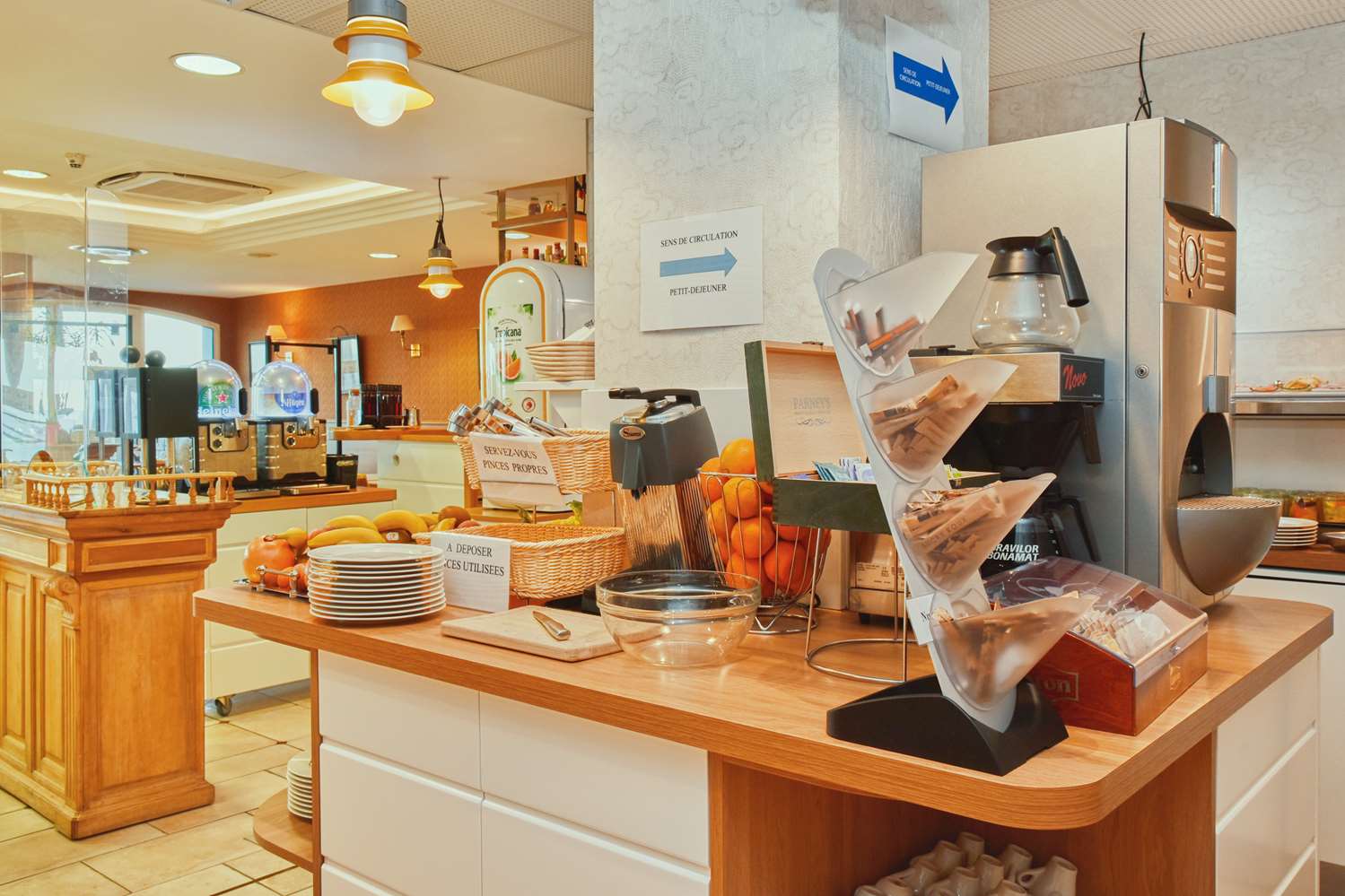 restaurant cafeteria
