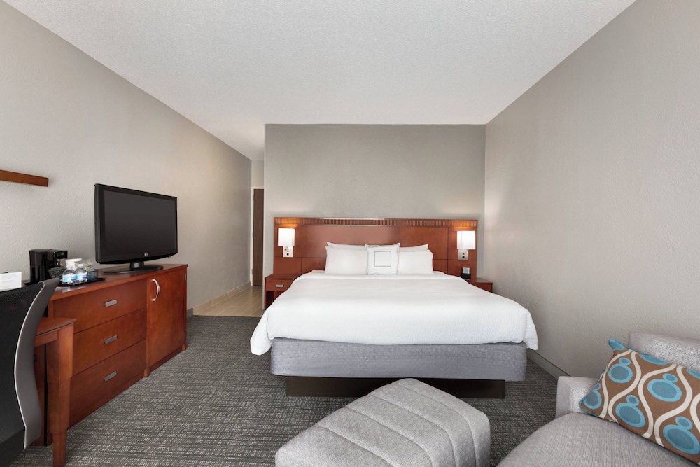 Room, King Bed, Ocean Front, Sofa, Accessible