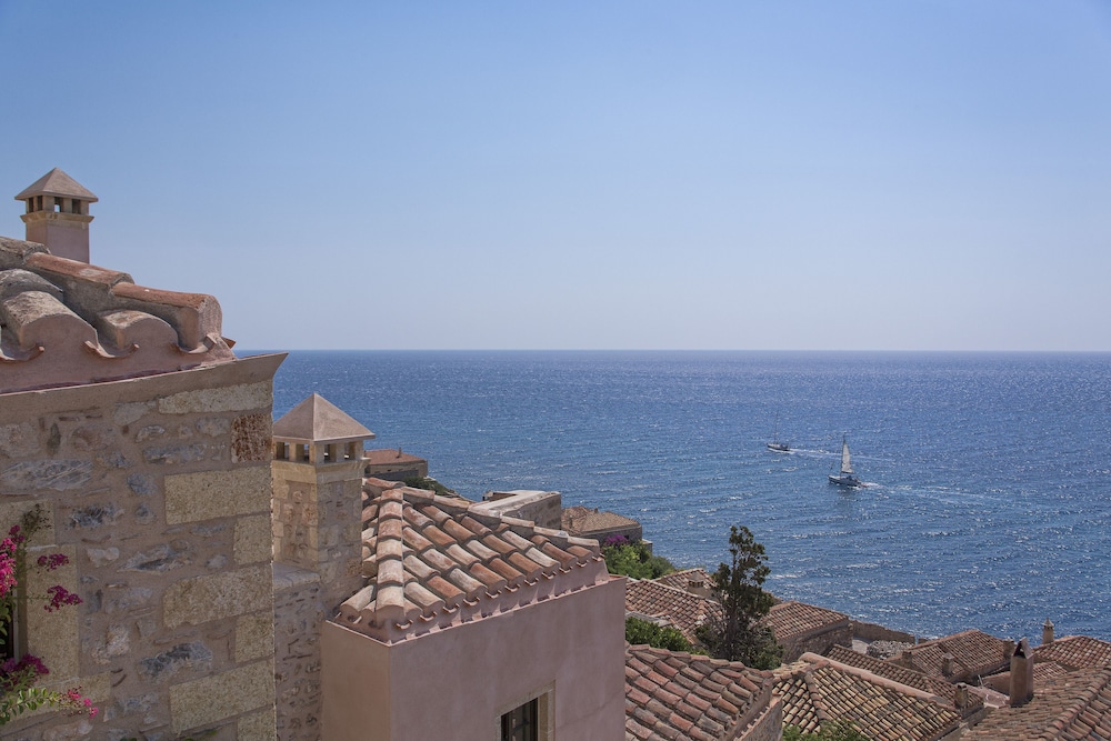 Moni Emvasis Luxury Suites 62/70