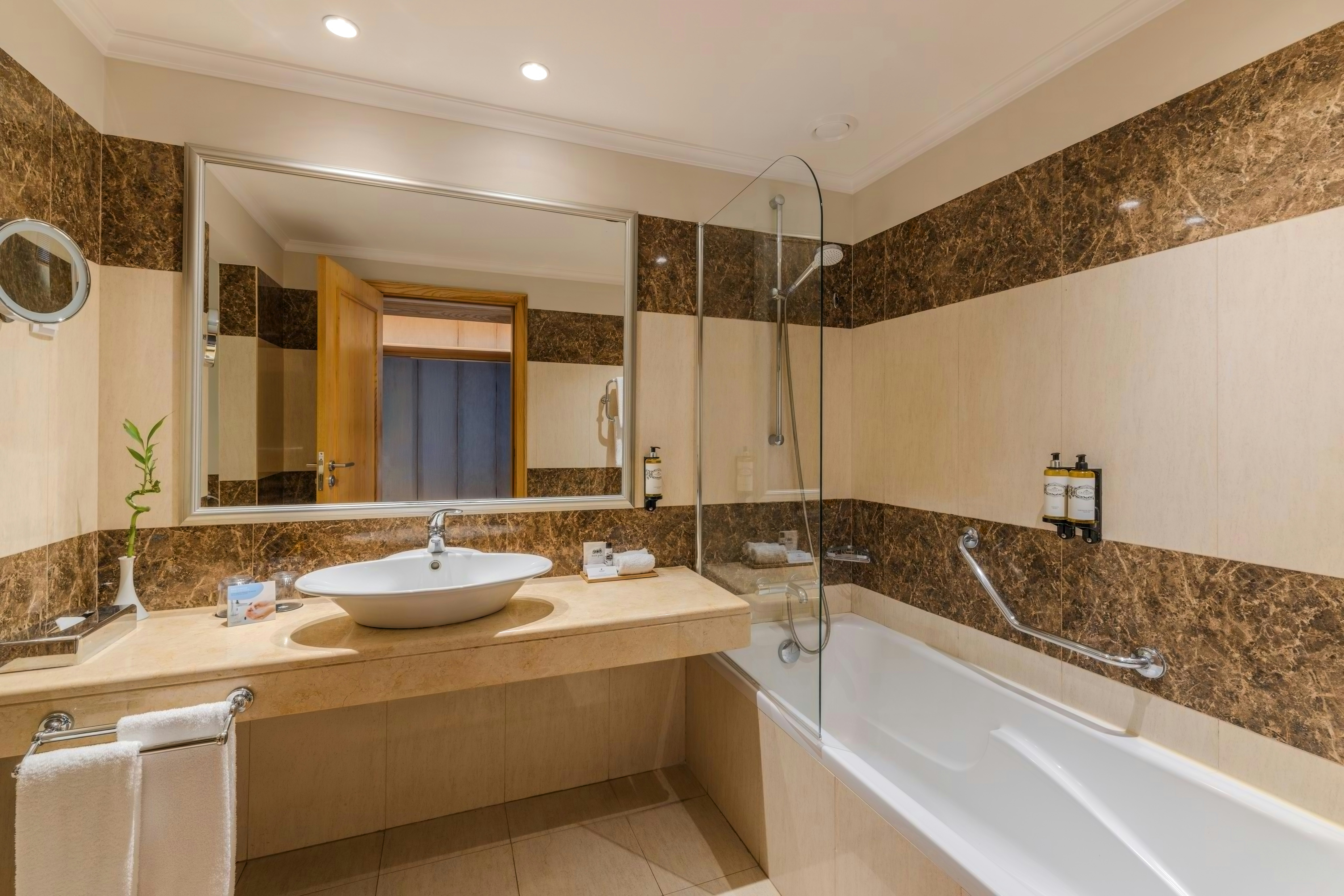 Classic, Twin Beds, City View, Pestana Carlton Madeira 3/3