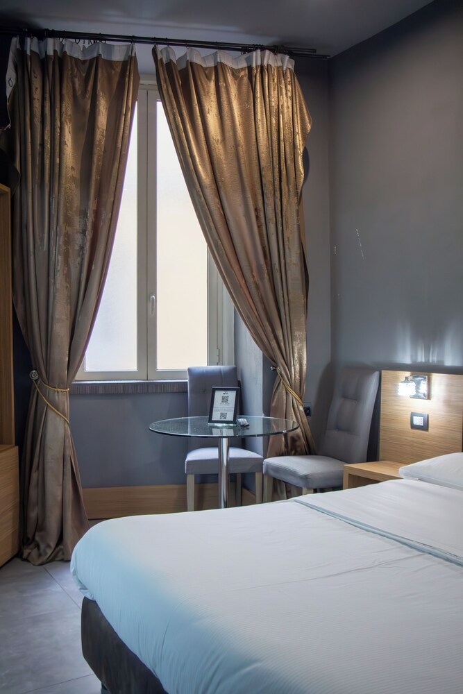 PREMIER, QUEEN BED, COURTYARD VIEW, SAUNA