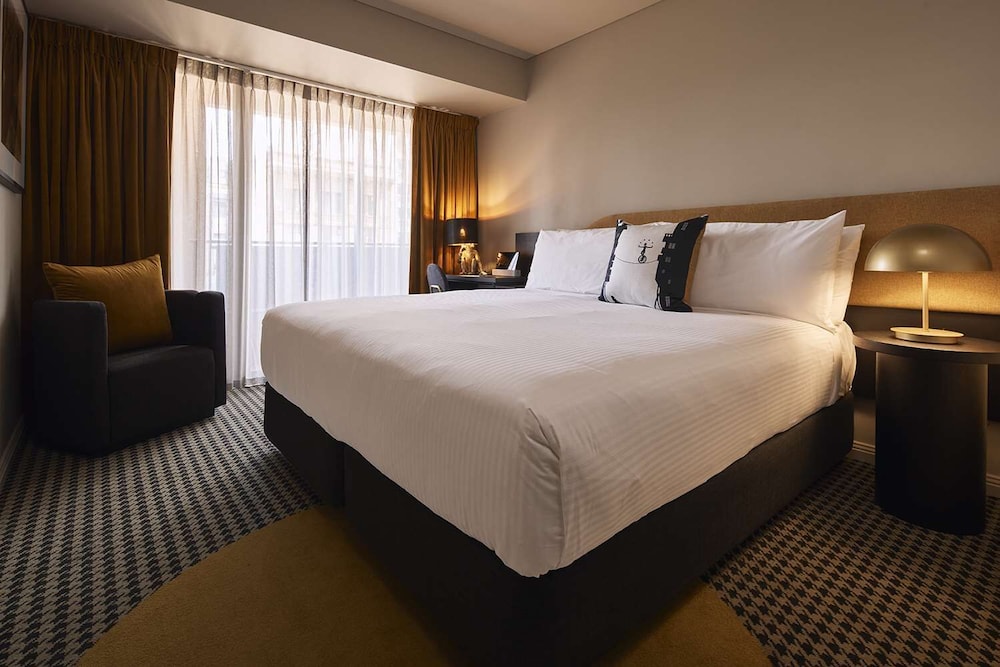 DELUXE, KING BED