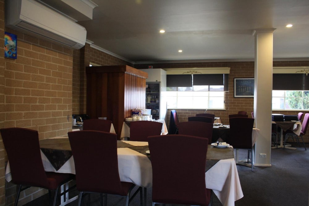 Grand Manor Motor Inn 28/32