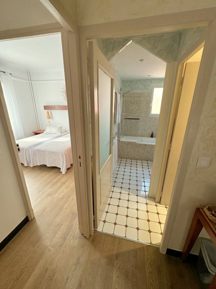 Hôtel Les Flots Bleus 36/36
