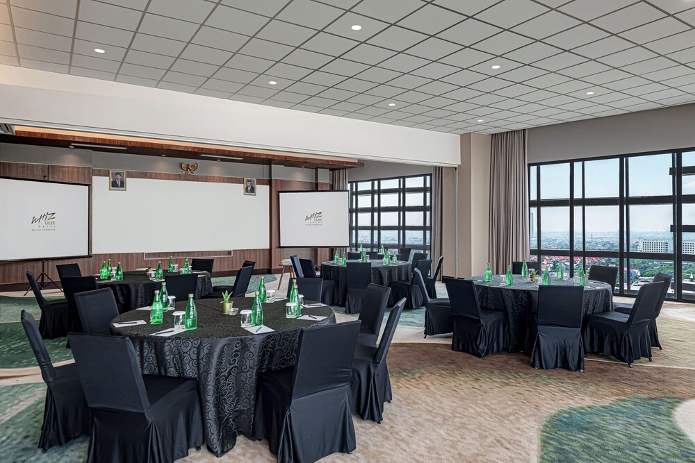 Whiz Luxe Hotel Spazio Surabaya 26/29