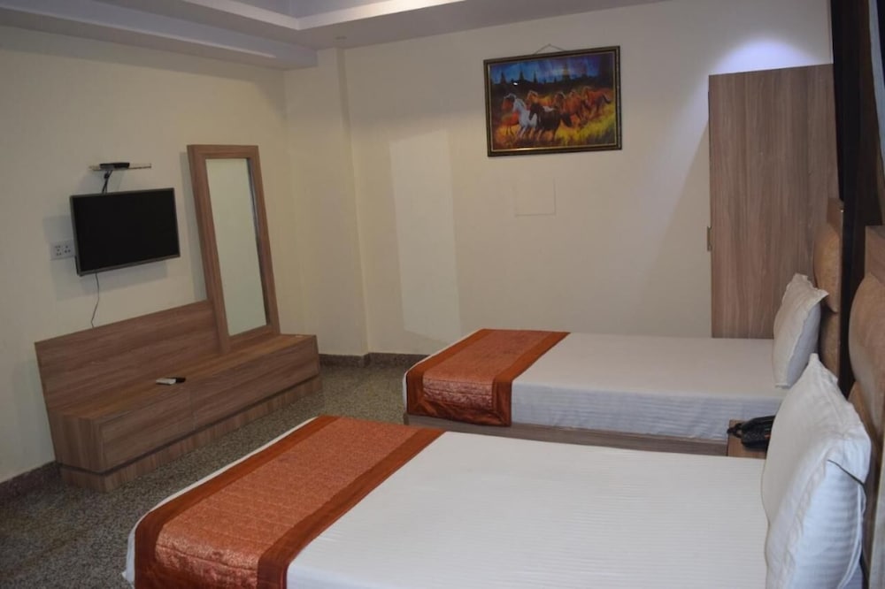 Hotel The Paramont Delhi 26/50