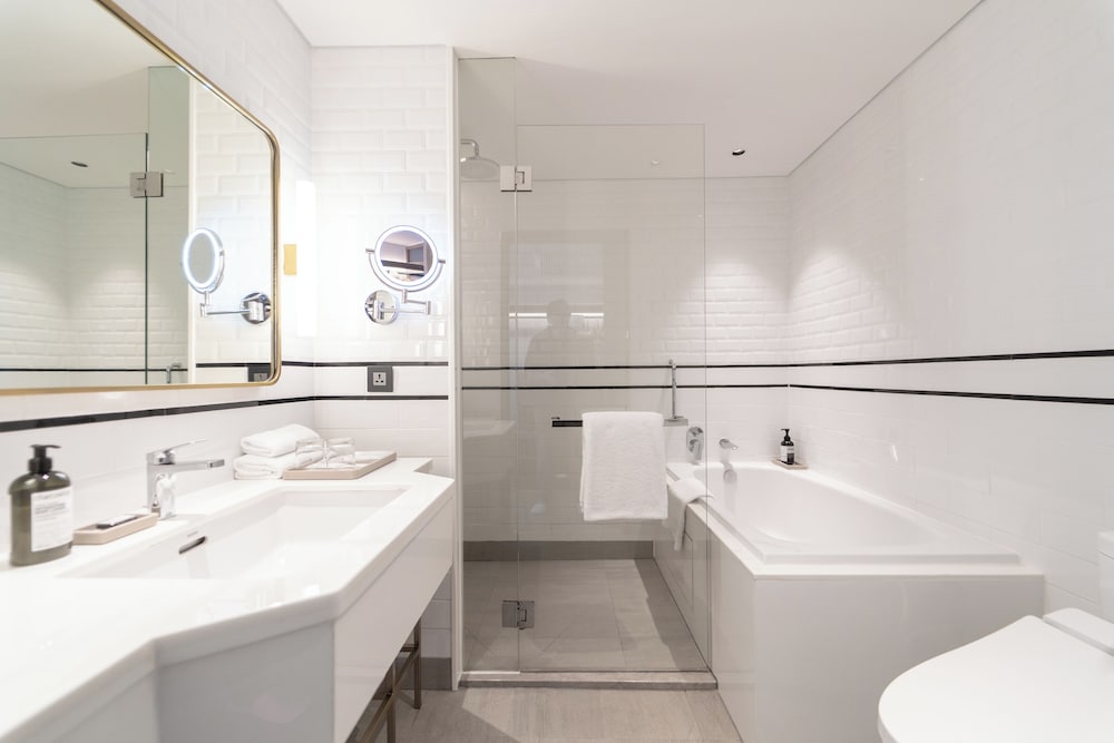 Montien Hotel Surawong Bangkok 47/48