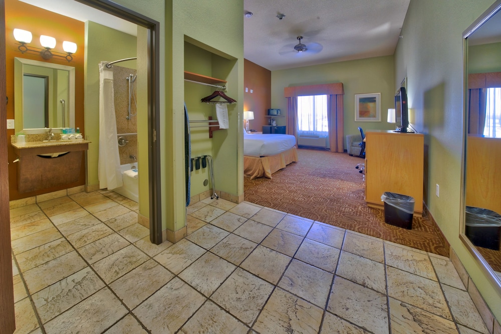 Holiday Inn Express & Suites Lubbock Southwest - Wolfforth 14/50
