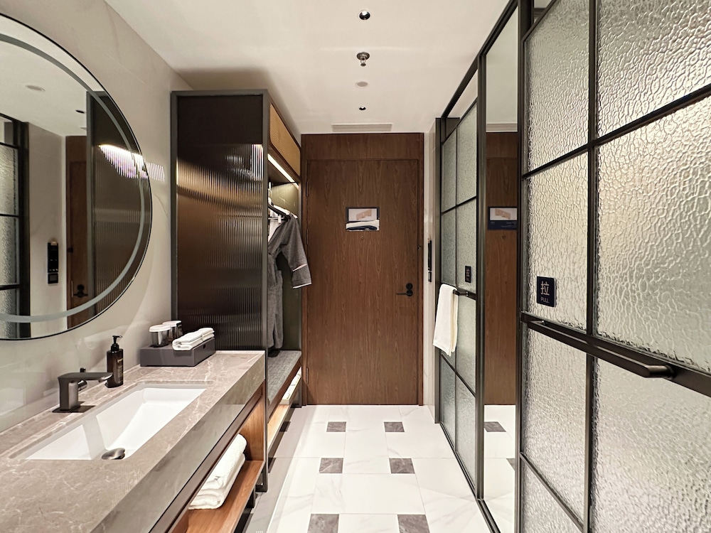 UrCove by Hyatt Shanghai on the Bund 58/59