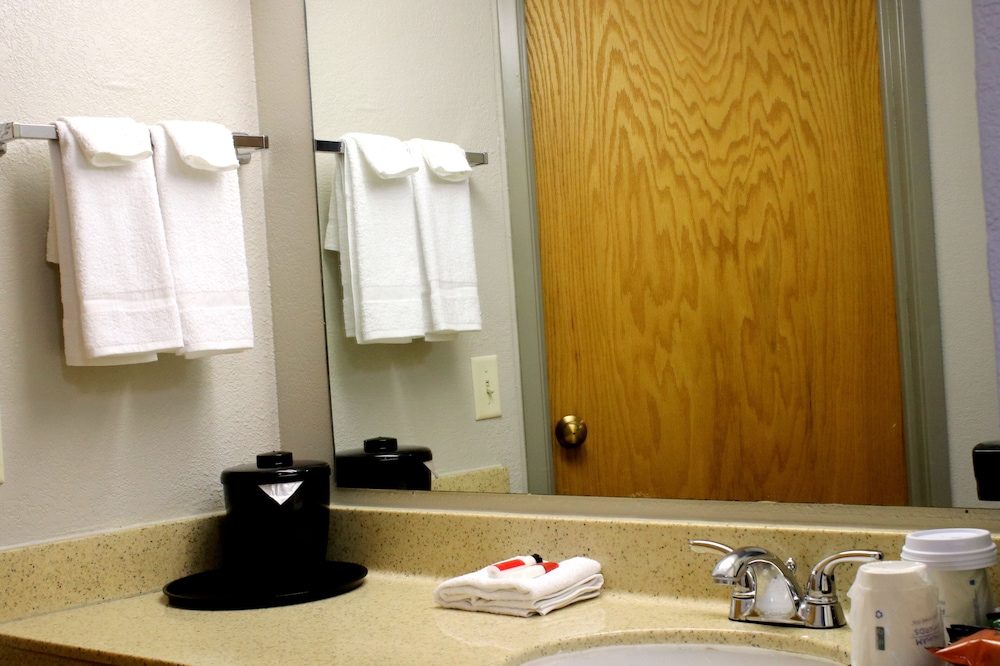 Days Inn Suites By Wyndham Bloomington Normal Il 22/45