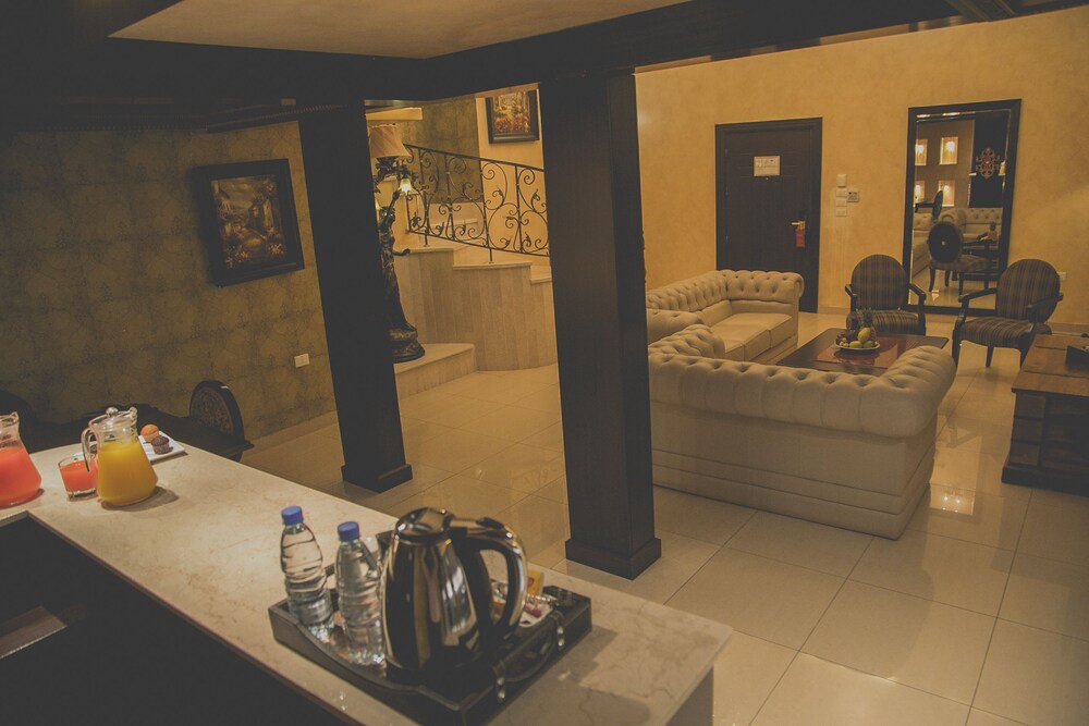 QUEENS SUITE HOTEL 56/61